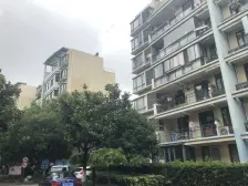 位置好,户型正气,带露台,面积大,停车方便环境好。