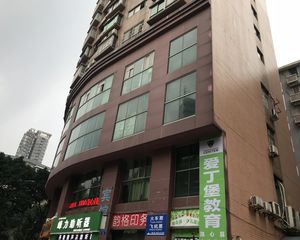 隆城大厦家具家电全齐,拎包即住,出行便利,生活设施齐全。