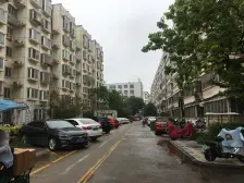 顶楼带阁楼,装修好,保持的很干净,业主诚心卖