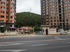 房子是封闭小区,园区新,环境好,小区出行方便