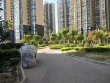 惠泽园一梯两户,户型方正,有地上车库一间