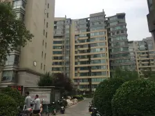 精装修大两居 临河观景 公共露台可以使用