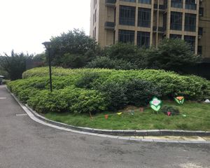 地铁站边上,复式精装公寓,有天燃气,民水民电