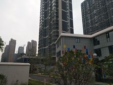 公园南门凯旋国际精装两室有证有暖