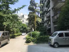 双轻轨,紧邻重庆西站,有屋顶花园。