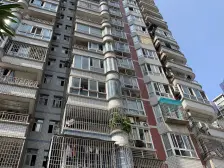 正规三房,离石桥铺商圈及轻轨站200米,交通配套好