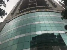 位朝天门解放碑商圈,近轻轨公交站出行相当方便