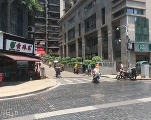 解放碑较场口小户型过渡出租位置好双轻轨永辉