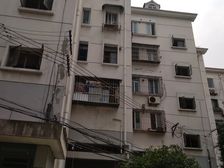一梯两户,厅带窗户,次顶楼