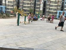龙海南苑三梯六户带地下室出行方便