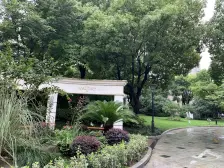 ???地铁口,亿元别墅旁,看雕塑公寓景观