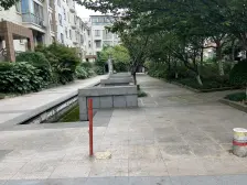 梧桐城邦三期,底楼复式大两房,上下三层精装修,顺带一个大花园