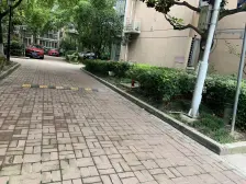 小区中心位置,一梯两户,主卧朝南,近商圈