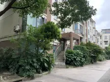 户型方正,使用率高,位置安静,地下室有采光,有钥匙