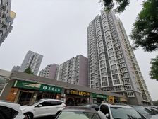 远洋山水1梯2户纯板楼,客厅面宽4.6米,前后花园