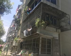 房子是中上楼层,满二年,有车棚.户型好