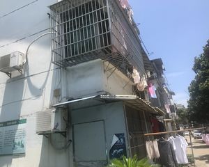 一楼 有采光 靠人民路 有车棚 无人读书