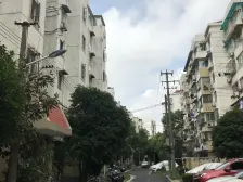 楼下毛坯550成交,这套1年内精装修,阿姨说不离谱就行