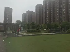 小区中心位置,不靠近马路,房型正气,得房率高