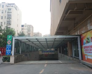 盛汇城市广场 南北通透,采光好 装修好,环镜优美 中间楼层
