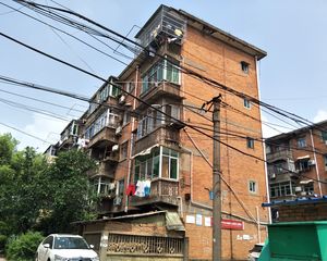 洪都大院九区户型方正,采光好近地铁视野好,诚心出售