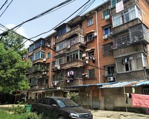 洪都大院九区户型方正,采光好近地铁视野好,诚心出售