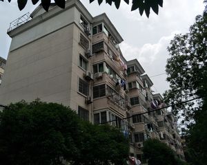 洪都大院十区 南北通透,采光好 装修好,环镜优美 视野好,诚心出售