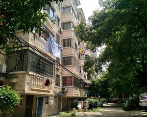 洪都大院带储藏间有阁楼房龄新环境好生活便利