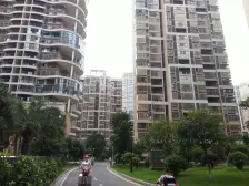 步步高热闹地段,小区出行购物方便,出门就有公交车