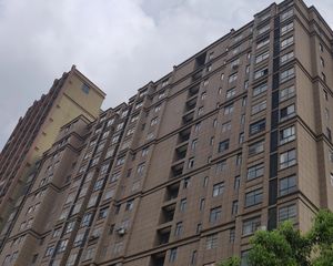 此房户型手续齐全,格局好,采光好,无遮挡,出行方便