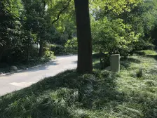 此房为06年小区板式楼、两梯三户、南北通、价格优势