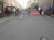 此房 一楼带院子。 停车方便物业费低 上73 地铁口