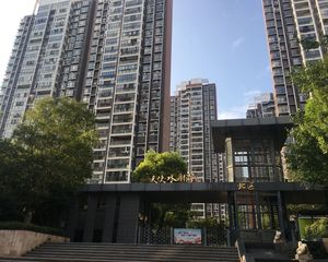 天使水榭湾北区南北通透,采光好装修好,环镜优美中间楼层