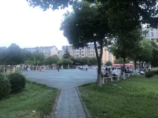 小区花园位置,沿河景观房,看房方便,业主诚心出售,性价比高。