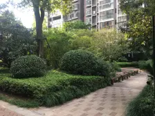 前后都有院子,地上两层地下一层带电梯的复式楼别墅。