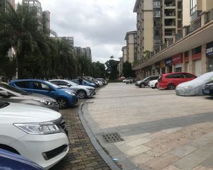 业主诚心出售,户型方正,采光好。