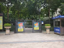 大厅中空六米高。视野开阔。望花园。