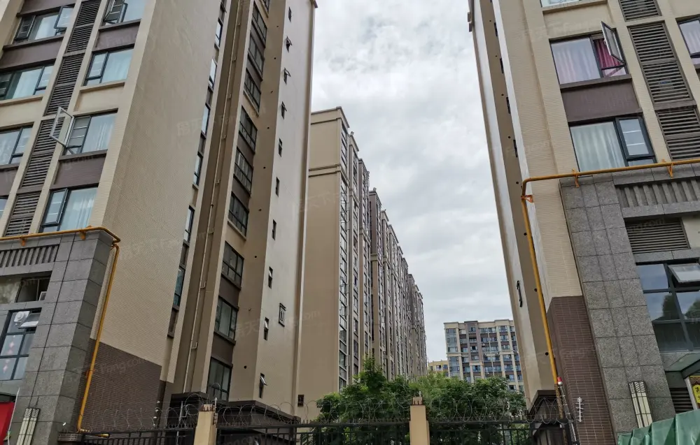 邦泰华府公馆精装套三中间楼层房东诚心卖