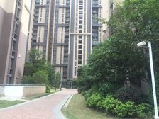 南山国际,精装两室,诚心出售,看房有钥匙!