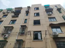 小区中间位置 为数不多的中间楼层。