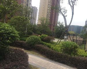 孙店长推荐,公园里好楼层精装,看房方便诚心出售