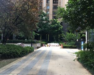 不靠马路自住精装诚心出售看房方便