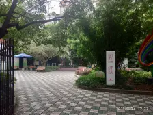 位于地铁口,商场众多生活方便。