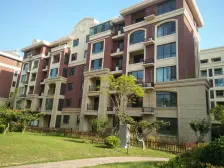 联排打头院子200平,上下三层,带车位,出入小区方便