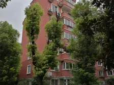 原始三房两厅,近地铁位置安静,不靠马路。