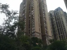 照母山世茂精装四房 朝南朝中庭 视野好