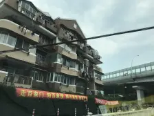 这栋楼是小区为数不多的商品房楼栋