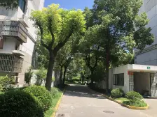 2004年的商品房 小区绿化好 停车方便 低楼层