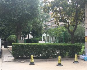 双气入户,南北通透三室。小区停车方便
