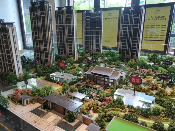 建发央著
